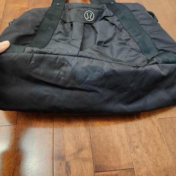 Lululemon Effortless Tote in black - Picture 2 of 14